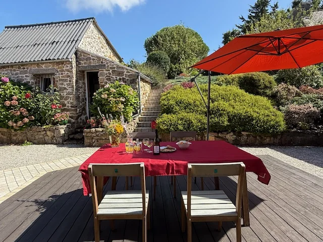 KerJardin Terrasse mit rotem Sonnenschirm