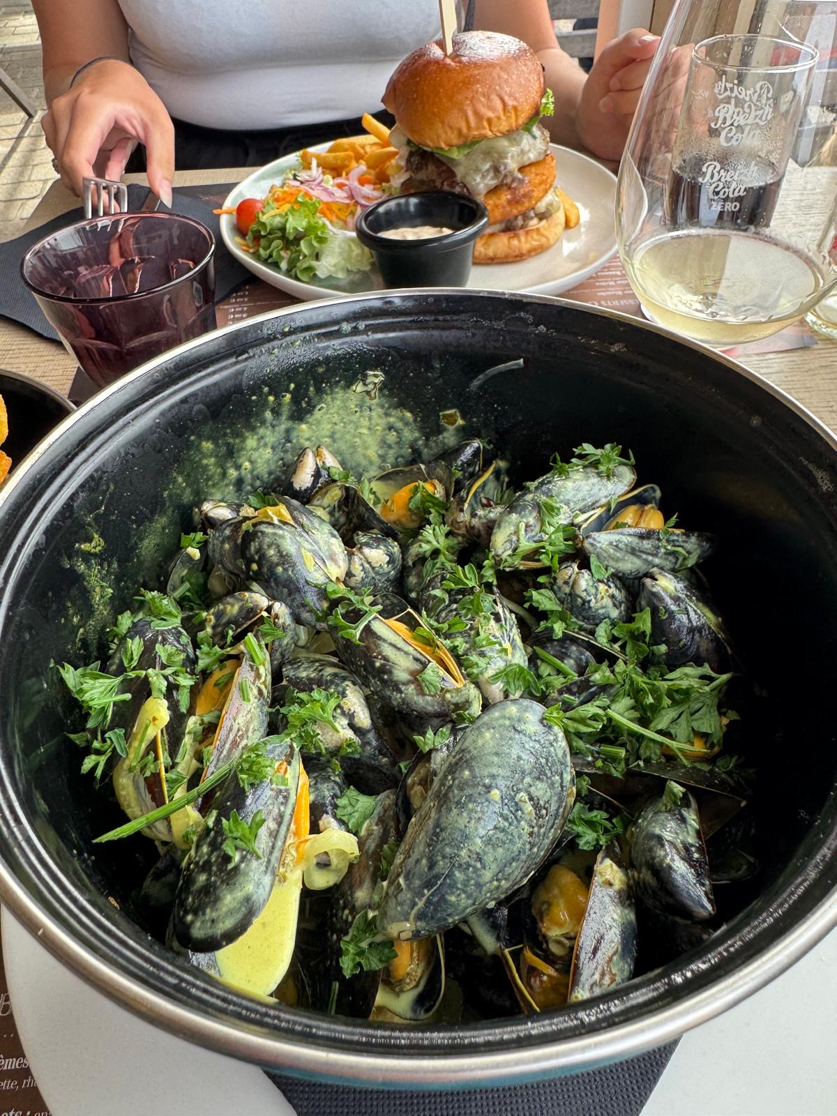 Miesmuscheln im Café du Port in Le Fret